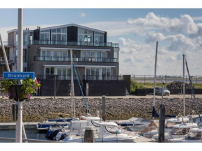 Apartment in a unique location with a view of the marina and the Scheldt